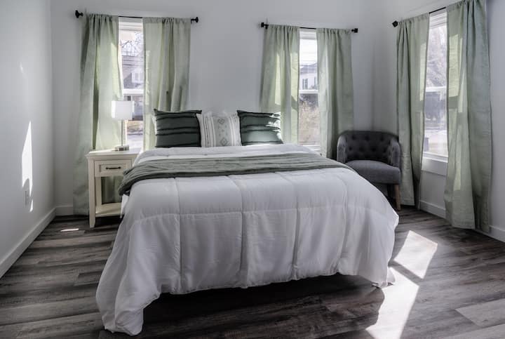 Тази втора спалня предлага двойно легло с кръстосан бриз, намиращ се само в Мейн.