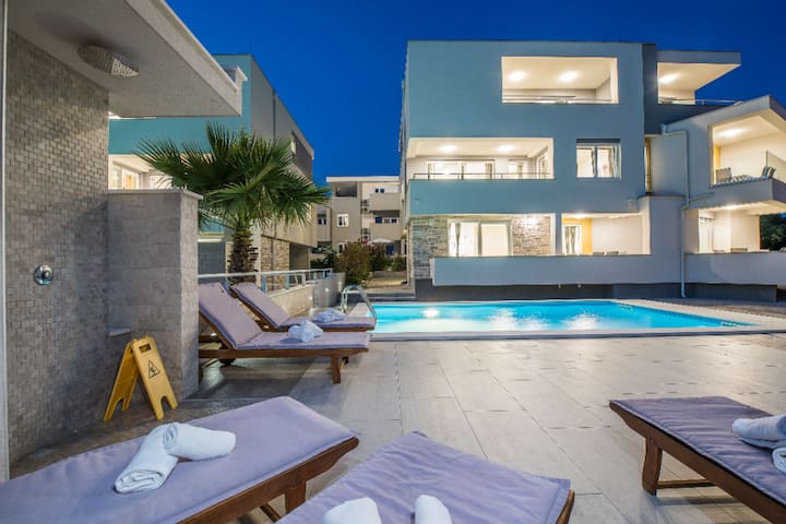 Deluxe Pool Apartments Danivan For 8 - Karlobag