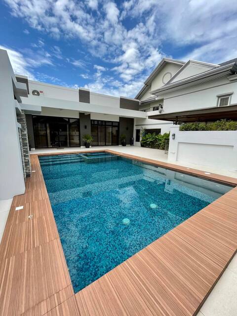 Luxurious Private Pool Villa in Bulacan