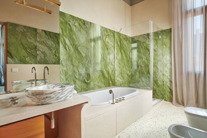 Aurora gallery image 5