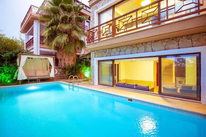 Fethiye Göcek Mevkii Geniş Aileye Uygun Villa - Fethiye