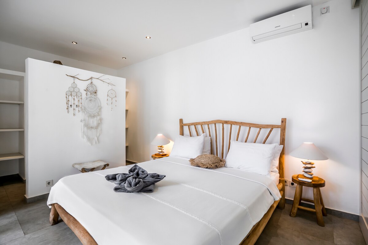 מקום מפלט של נוחות מחכה לכם בחדר השינה הנעים הזה בווילה