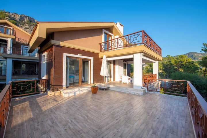 Fethiye Göcek Mevkii Geniş Aileye Uygun Villa - Fethiye