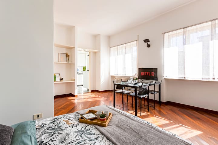 Sehemu ya kuishi inayong 'aa inayoonekana kutoka kitandani ikiwa na kila kitu unachohitaji ili kuwa na ukaaji mzuri na wa kustarehesha.