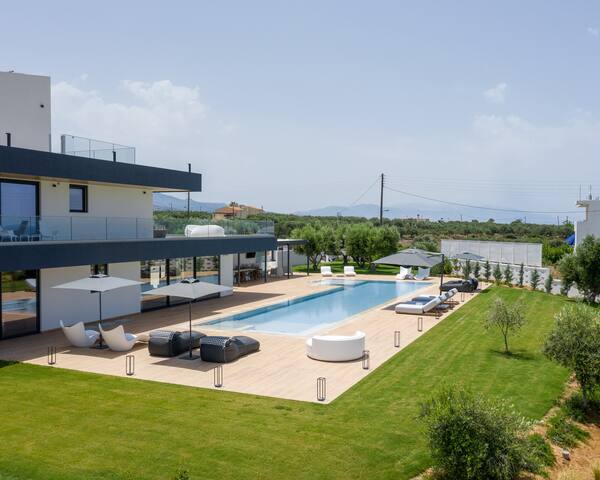 Aesthea Villa, 2Pools, Spa & Close to the beach gallery image 4