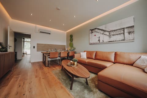 Popular Airbnb listing: Edler Wohnraum: 2-BR Apartment A/C Lift Balcony in Chemnitz
