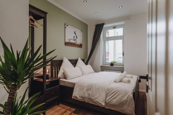 غرفة نوم ثانية مع مكيف هواء