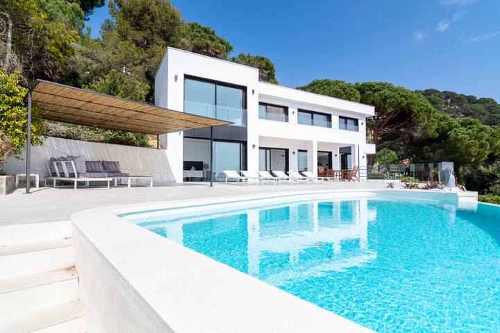 CoastalVillas – Villa Coco, stunning sea views! gallery image 2