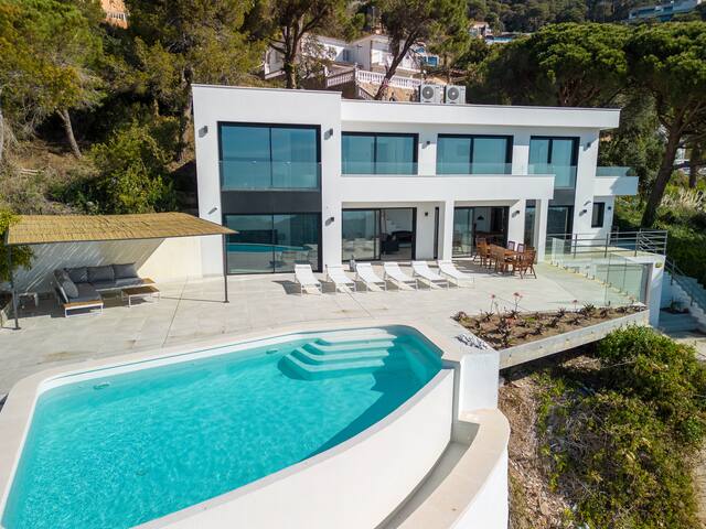 CoastalVillas – Villa Coco, stunning sea views! gallery image 3