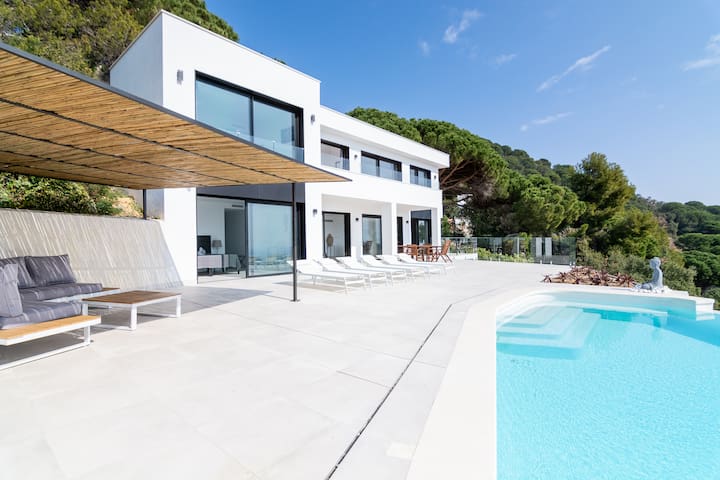 CoastalVillas – Villa Coco, stunning sea views!