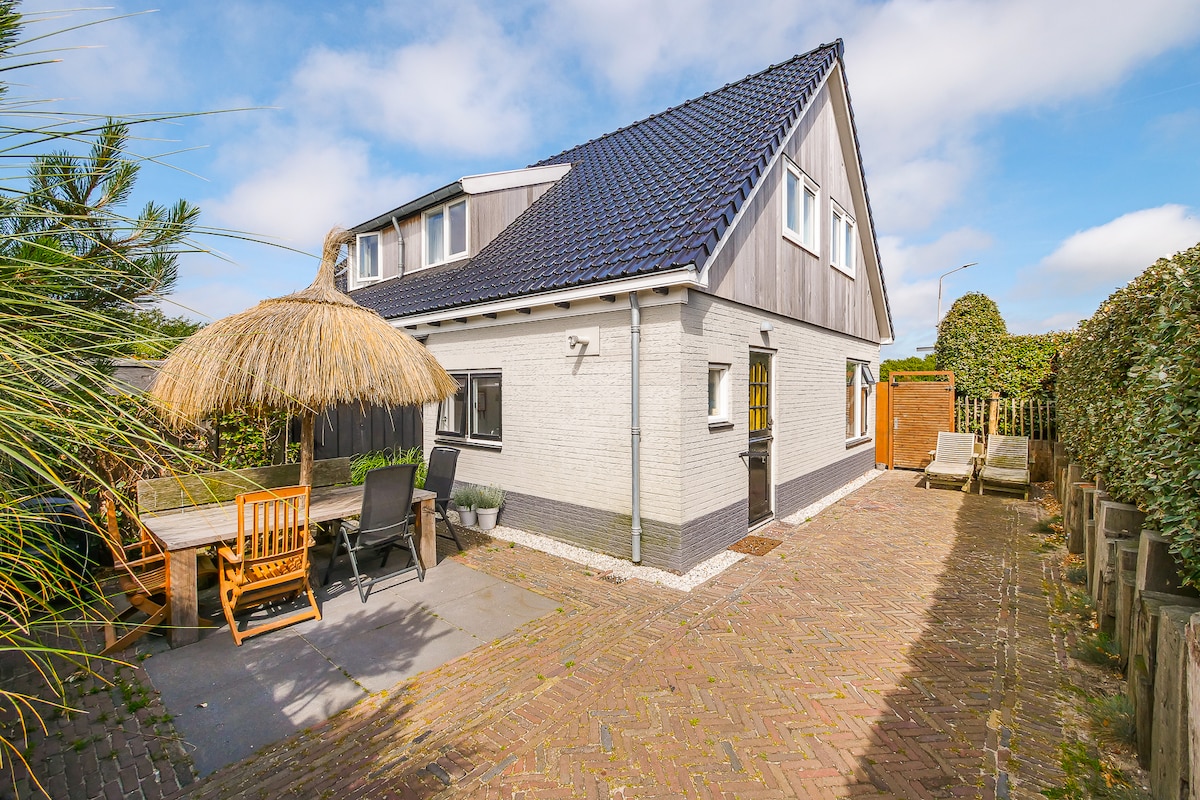 Popular Airbnb listing: Vacation home De Duintuin, in the middle of the dunes! in Callantsoog (Woonkern)