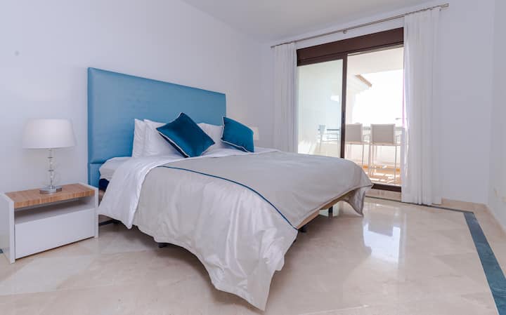 חדר שינה ראשי עם גישה ישירה למרפסת