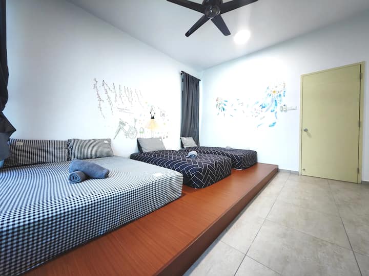 ห้องนอนที่ 2 การออกแบบเสื่อทาทามิพร้อมเตียงควีนไซส์ 1 เตียงและเตียงเดี่ยวขนาดใหญ่ 2 เตียง