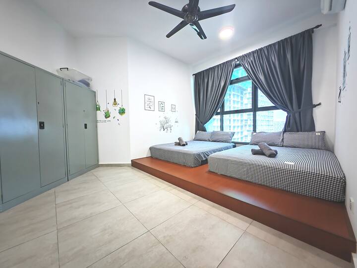 ห้องนอนใหญ่ออกแบบเสื่อทาทามิพร้อมเตียงควีนไซส์ 2 หลัง