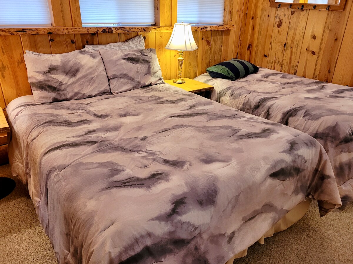 Podkrovie má manželskú posteľ a oddelené lôžko. 