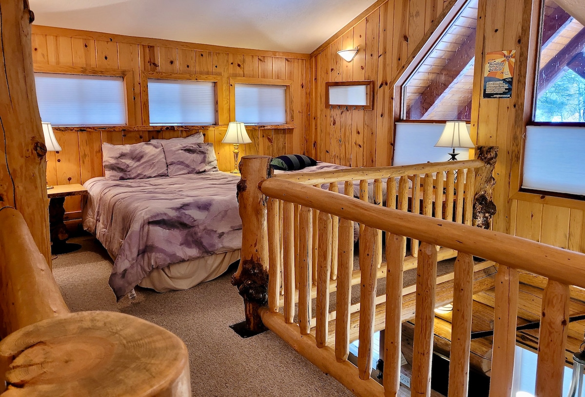 Podkrovie na poschodí s množstvom prirodzeného svetla. 