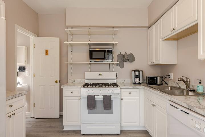 PARK PLACE: The Heart of the ROC 4bdrm-AC, Parking gallery image 5