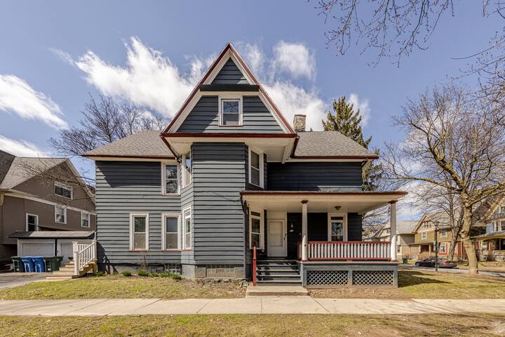 PARK PLACE: The Heart of the ROC 4bdrm-AC, Parking gallery image 2