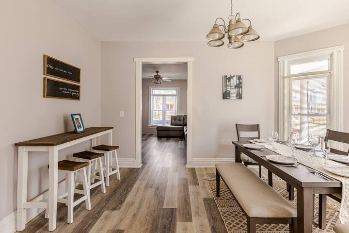 PARK PLACE: The Heart of the ROC 4bdrm-AC, Parking gallery image 3