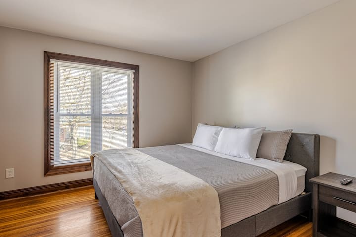 PARK PLACE: The Heart of the ROC 4bdrm-AC, Parking gallery image 4