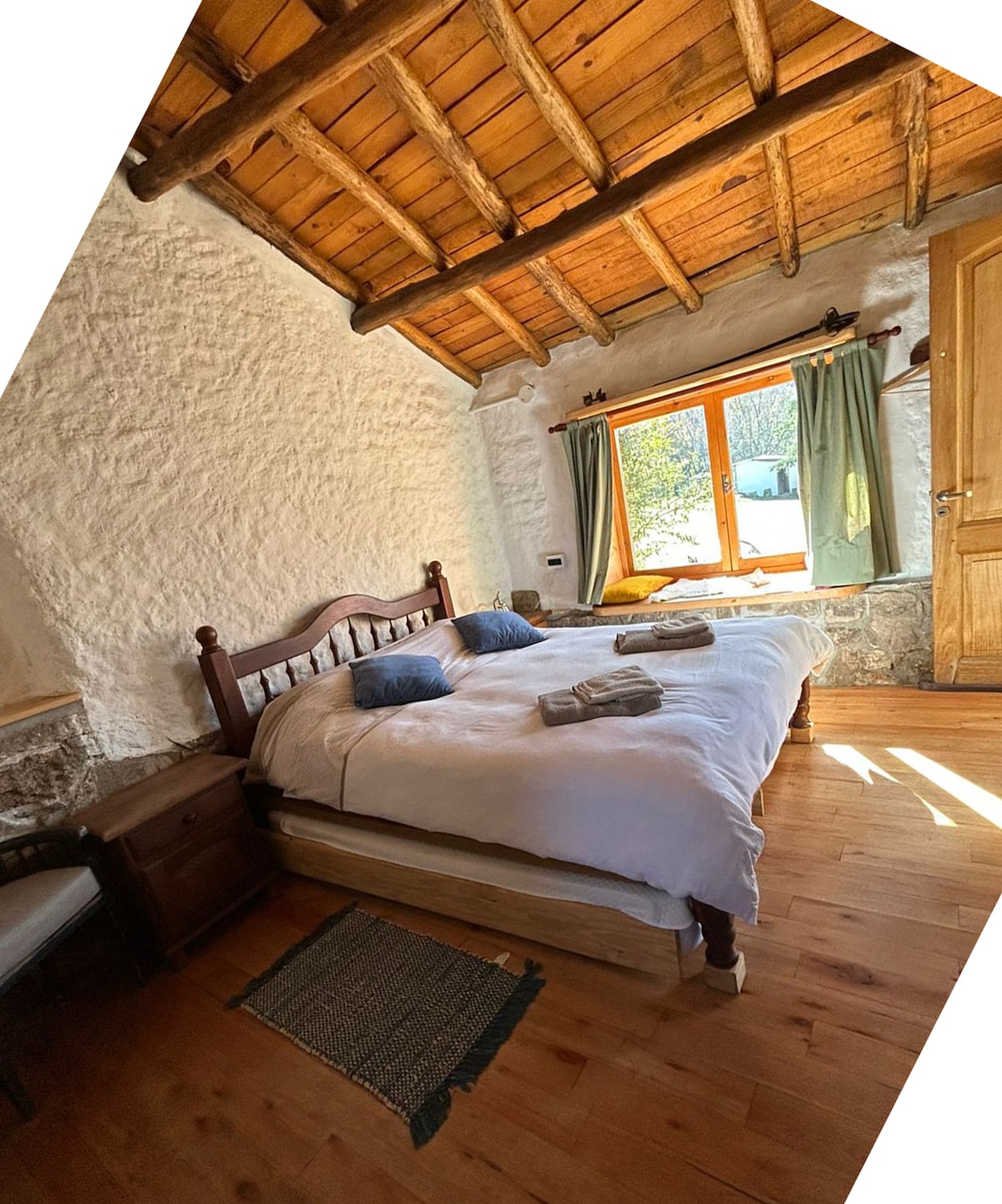 ห้องนอนคู่ + รถเข็นเตียง 2 คัน
การก่อสร้างอะโดบีอย่างยั่งยืนพร้อมเพดานนั่งเล่นและพื้นไม้