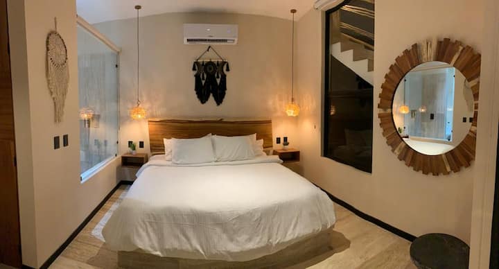 Descendez au pays des rêves sur un luxueux lit king size orné d'oreillers king et de draps impeccables. Les stores occultants assurent une nuit de sommeil paisible. Un grand éclairage et une climatisation rafraîchissante complètent l'ambiance parfaite pour une détente ultime