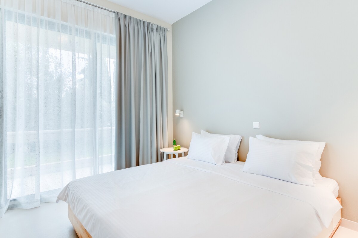 带落地窗帘的宁静卧室
安静的空间，适合放松，采用优雅的窗帘和中性色调。