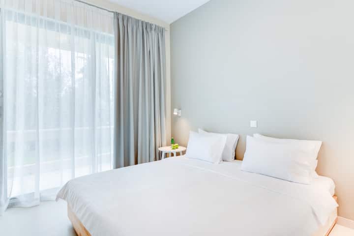 Dormitorio sereno con cortinas de suelo a techo
Un espacio tranquilo ideal para relajarse, con elegantes cortinas y tonos neutros.