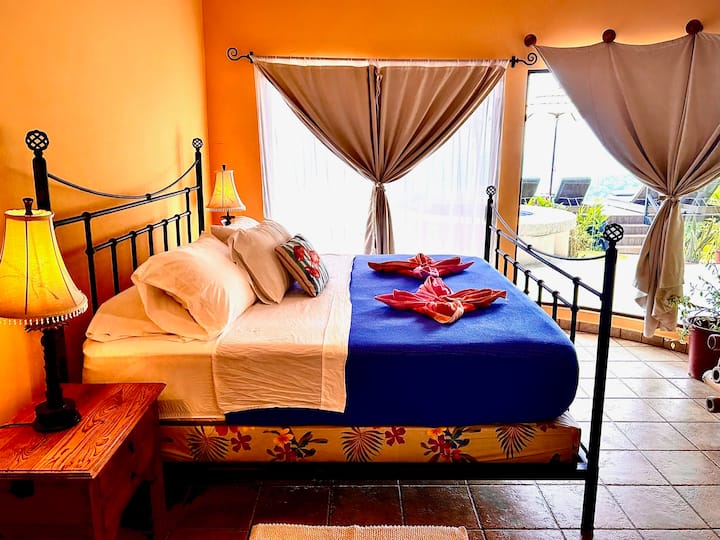 Dormitorio principal con cama tamaño king