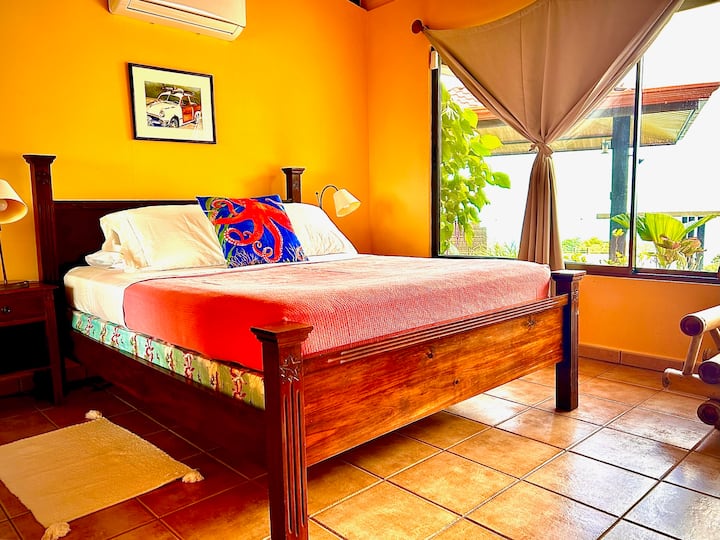 Segundo dormitorio (piscina) con cama tamaño queen