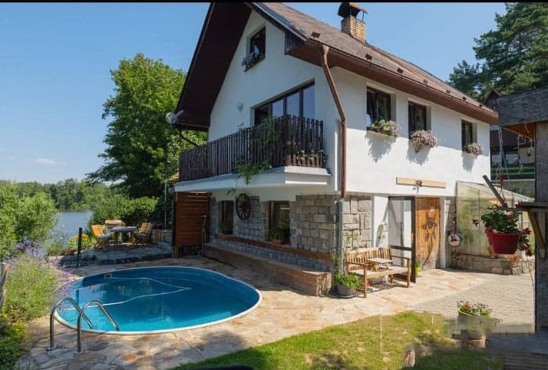House Veronika by the pond