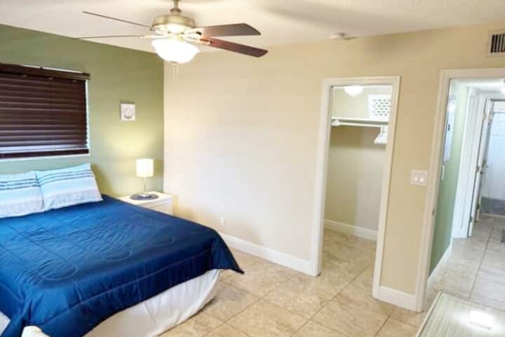 חדר שינה מס '1 עם מיטת קווין סייז וארון כניסה.