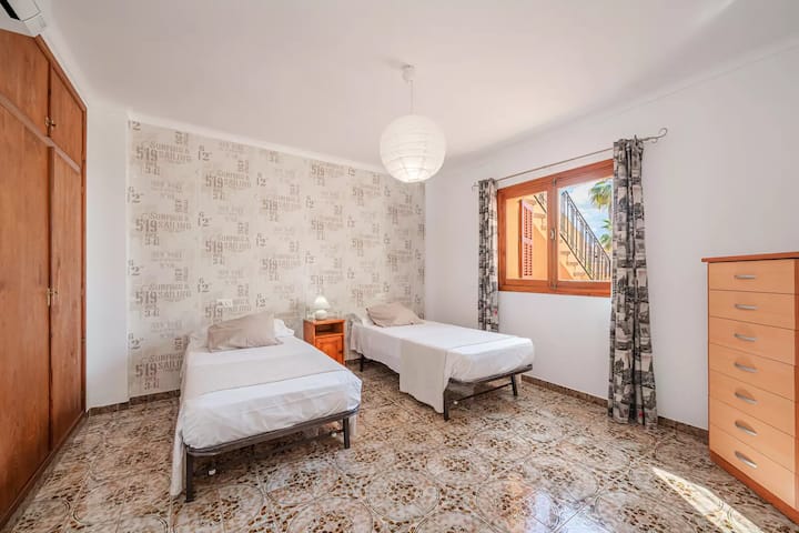 dhomë shumë e gjerë dhe e rehatshme në katin e sipërm