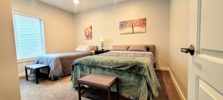 საძინებელი ახალი საწოლით და ერთადგილიანი საწოლით, USB დასამუხტი პორტებით, განათებული კარადა, საწოლის ბოლო სკამები.
