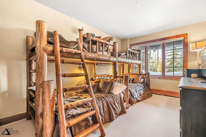 Bunk Room with 4 Double Beds