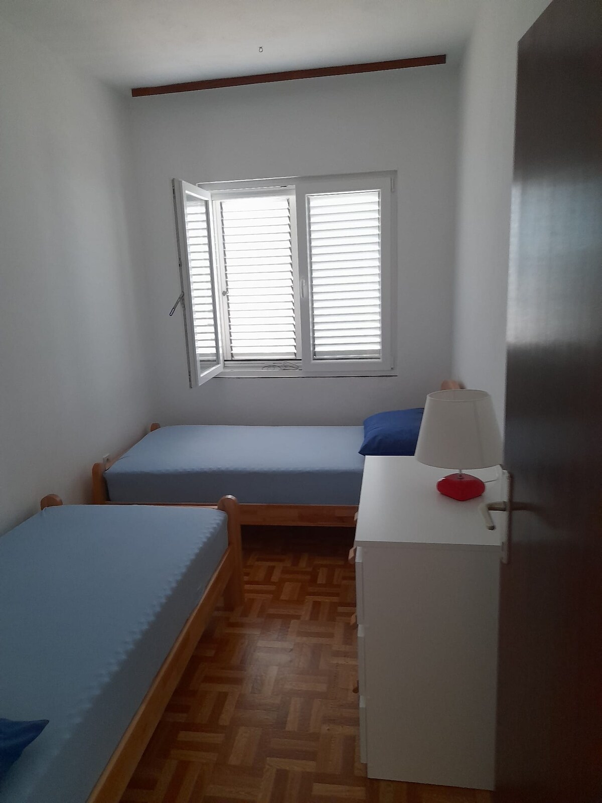 غرفة نوم ثالثة، سريران مفردان