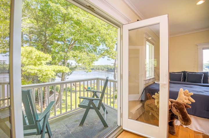 Balcony na mtazamo wa maji kutoka Chumba cha kulala #4