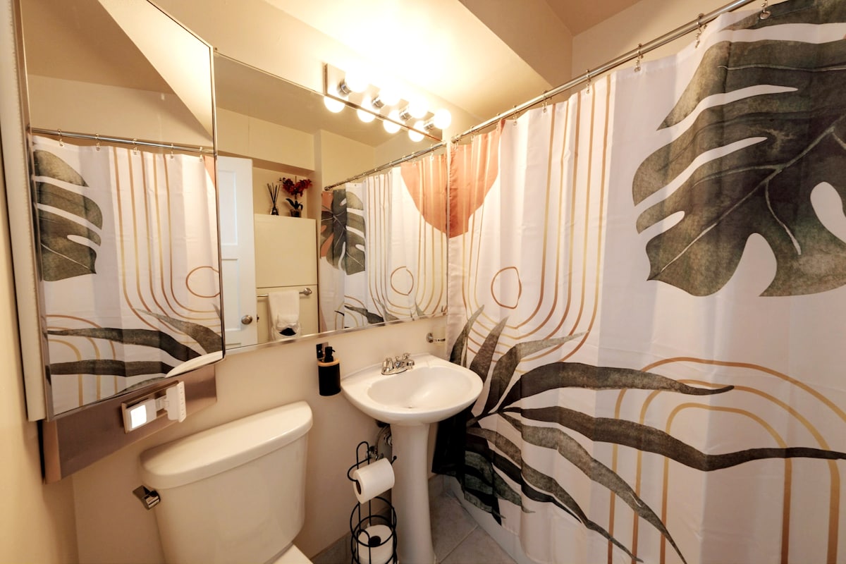 Bathroom with luxurious spa quality towels, wash cloths and special clothes for makeup removal. You will also find your very own luxury toiletries starter kit with shampoo, conditioner, bodywash, body lotion and a bar of soap.