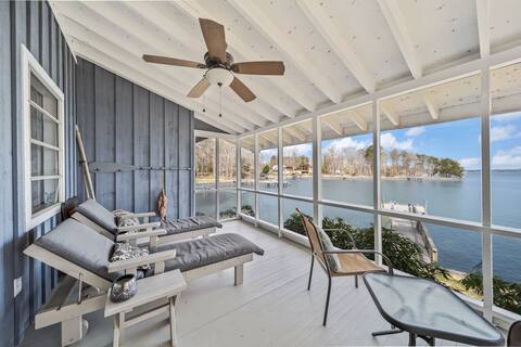 Outstanding 3B Lake Cottage