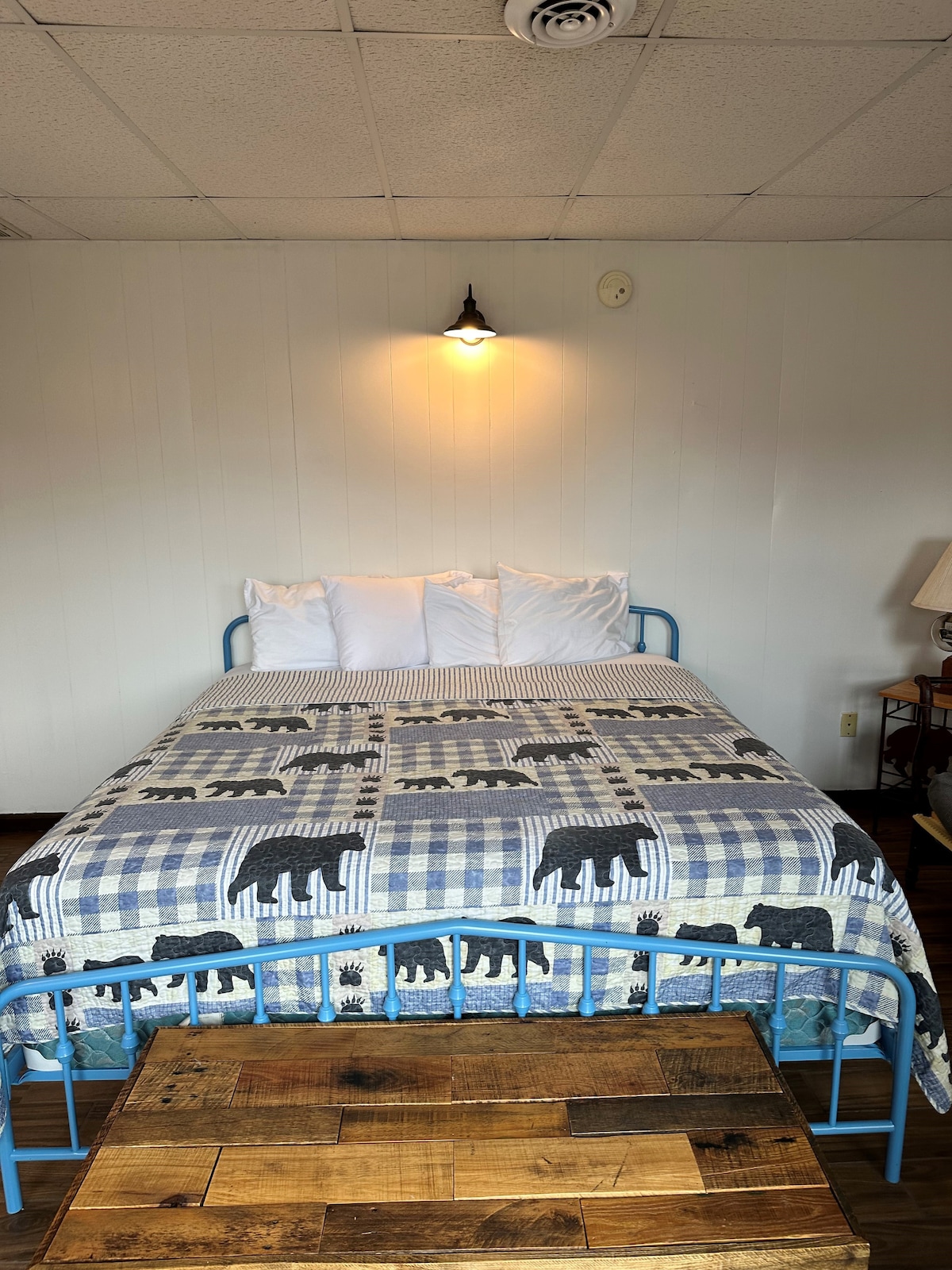 Dormitorio tamaño king en la planta baja con baño completo. Entrada independiente privada 