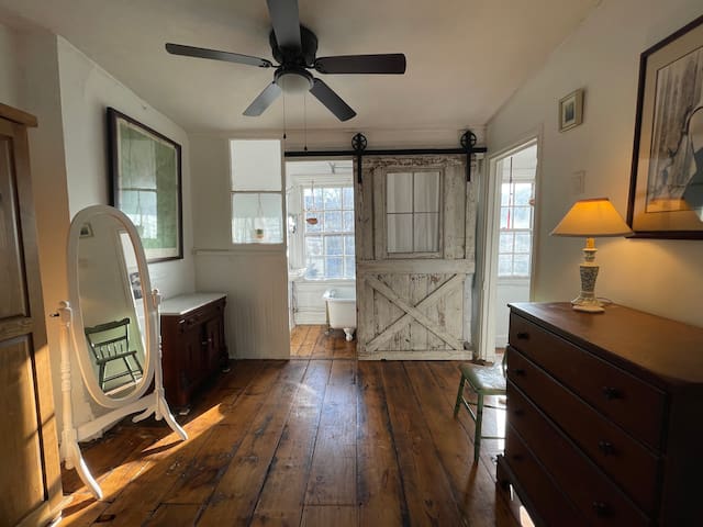 Guest Suite in Charming Townhouse