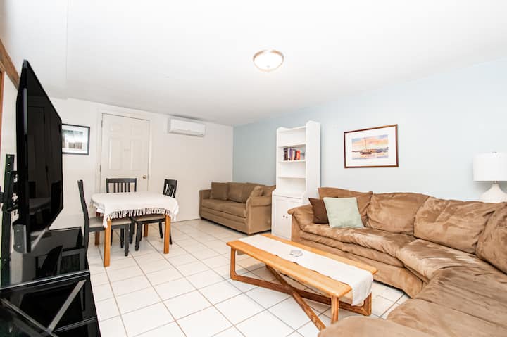 NOTA: il divano componibile è stato sostituito di recente. La camera ora dispone di: TV, divano letto, sedia e poggiapiedi, tavolo e 4 sedie, libreria.