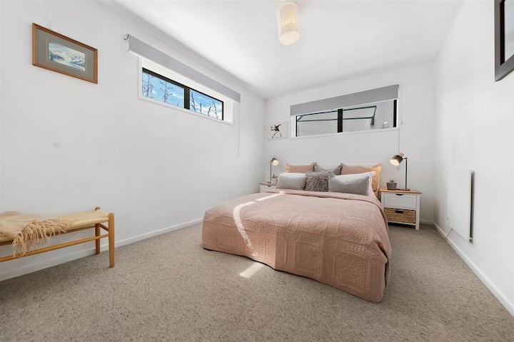 سرير كبير مع بياضات جديدة.