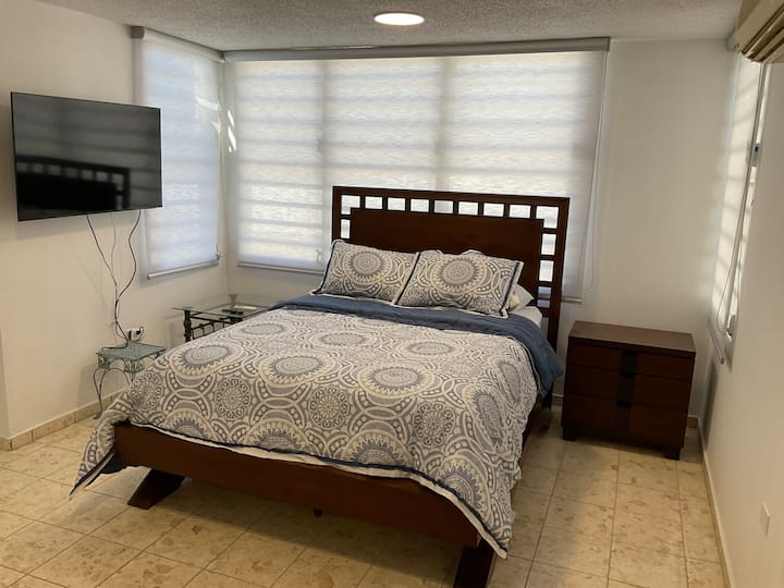 Dormitorio principal con baño privado. 

Aire acondicionado

Smart TV : Netflix, Amazon Prime, Hulu, etc.