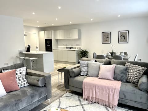 Luxury 3 Bed House w Parking & Garden!