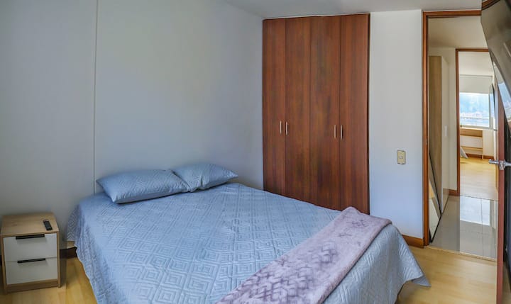 Chumba cha pili cha kulala chenye mwonekano wa mlima, kabati na televisheni mahiri ya "50"