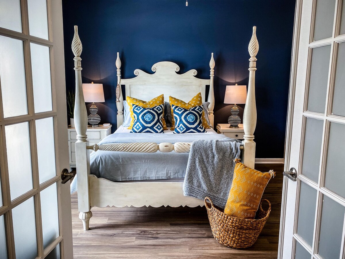 Kati i parë Dhoma e gjumit "Queen" me banjë ngjitur dhe verandë të mbuluar