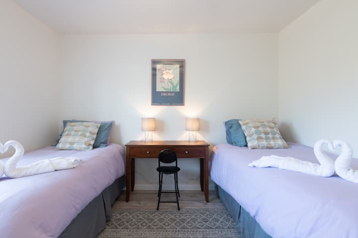 Guest Bedroom #2 (2x Twin Beds)