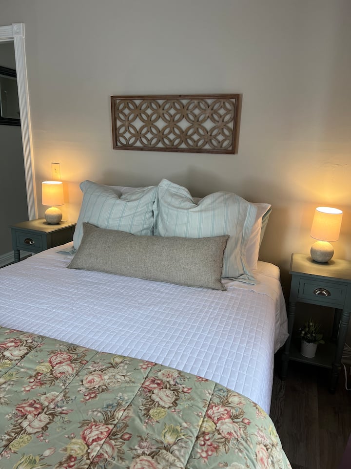 Acogedor y cómodo dormitorio con mesas auxiliares de 2 camas.
