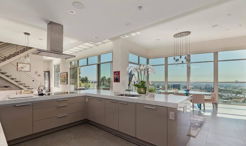 New 3Bd RH Modern Sunset Strip View home~Pool/Spa gallery image 4